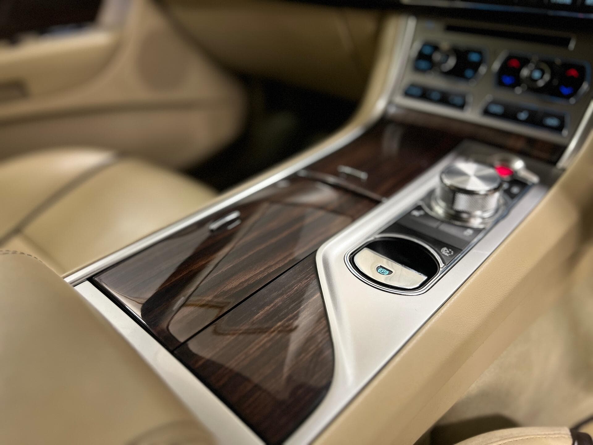 2014 Jaguar XF - Image 52