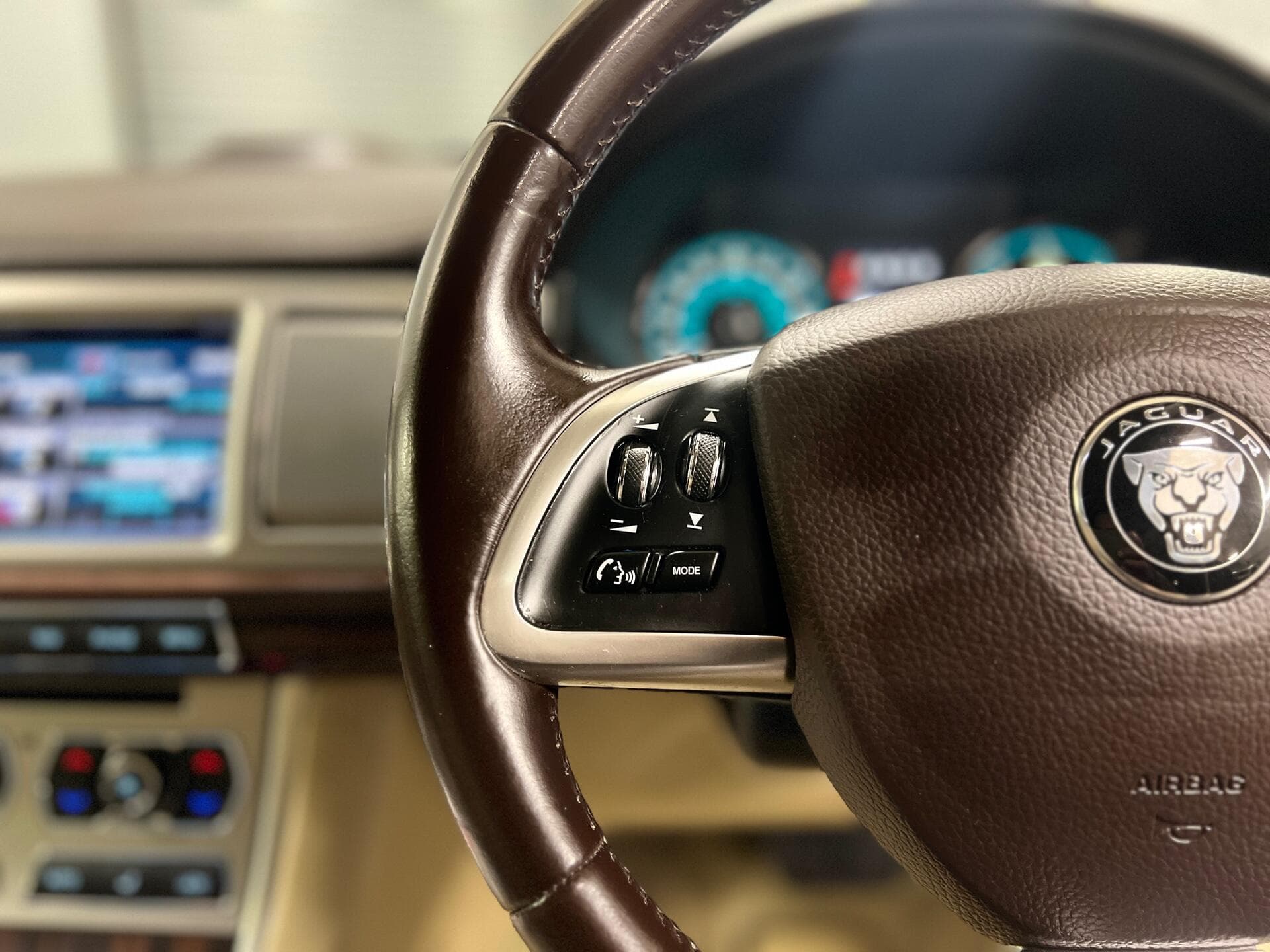 2014 Jaguar XF - Image 38