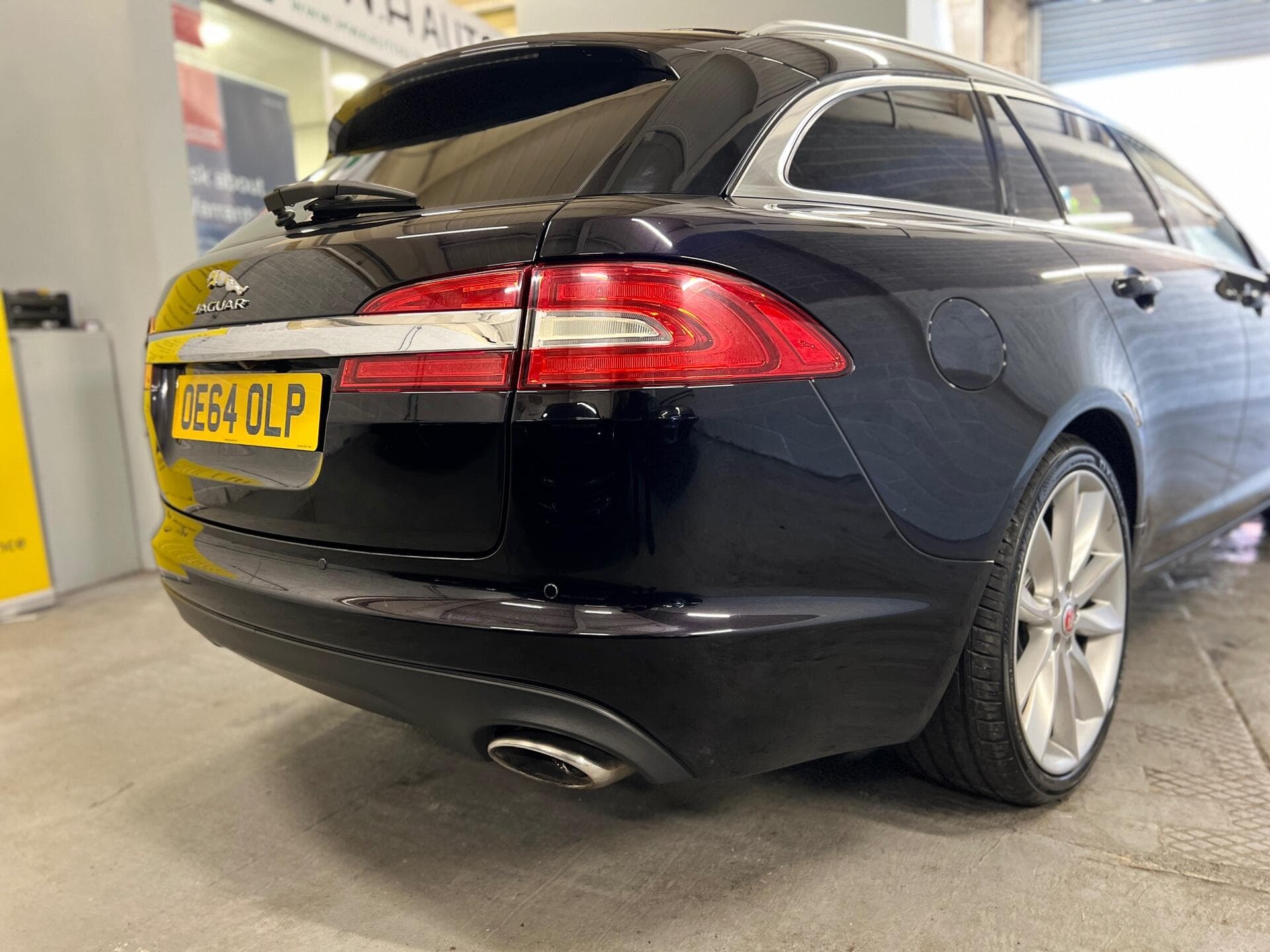 2014 Jaguar XF - Image 18