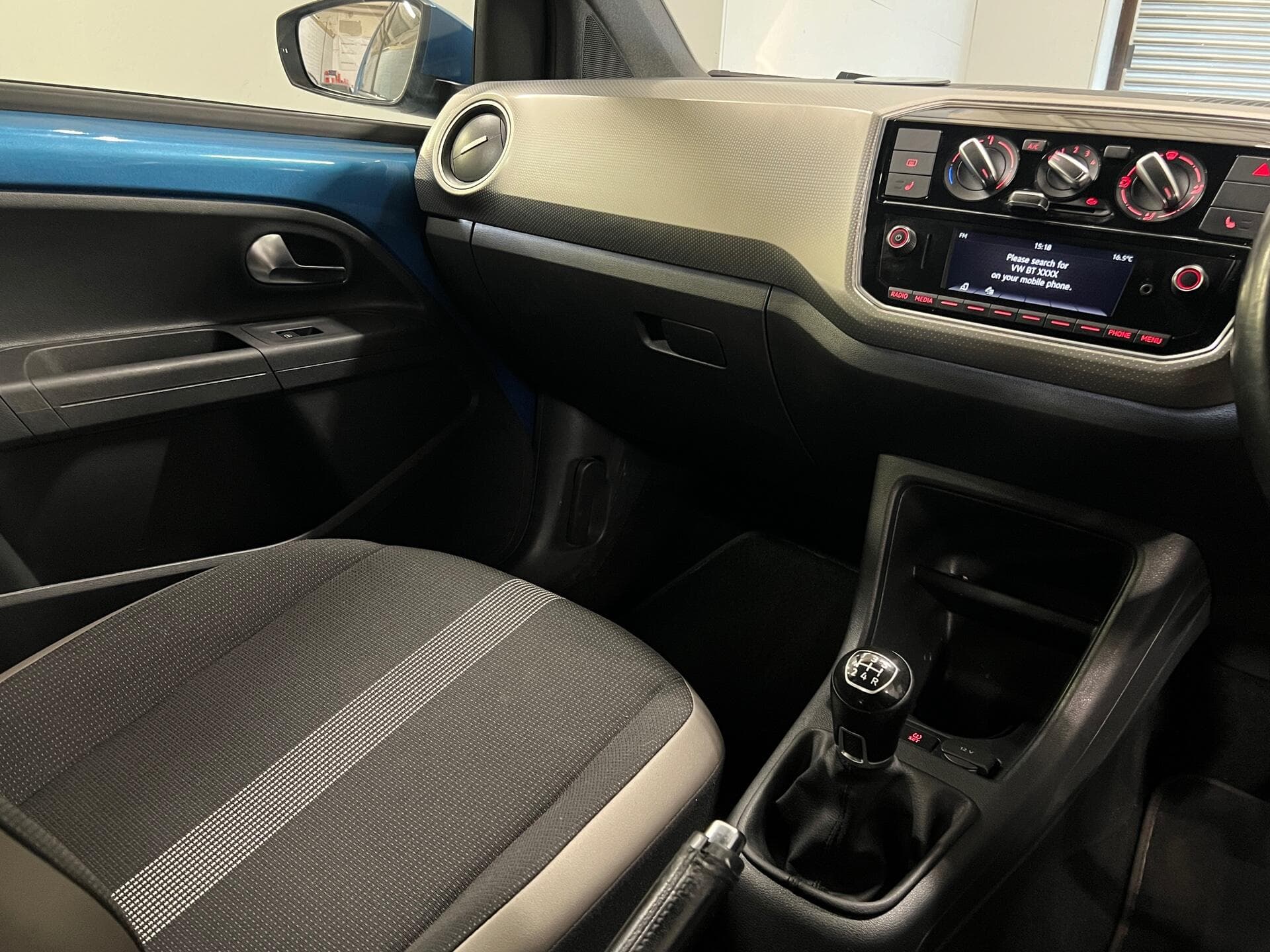 2017 Volkswagen up! - Image 30